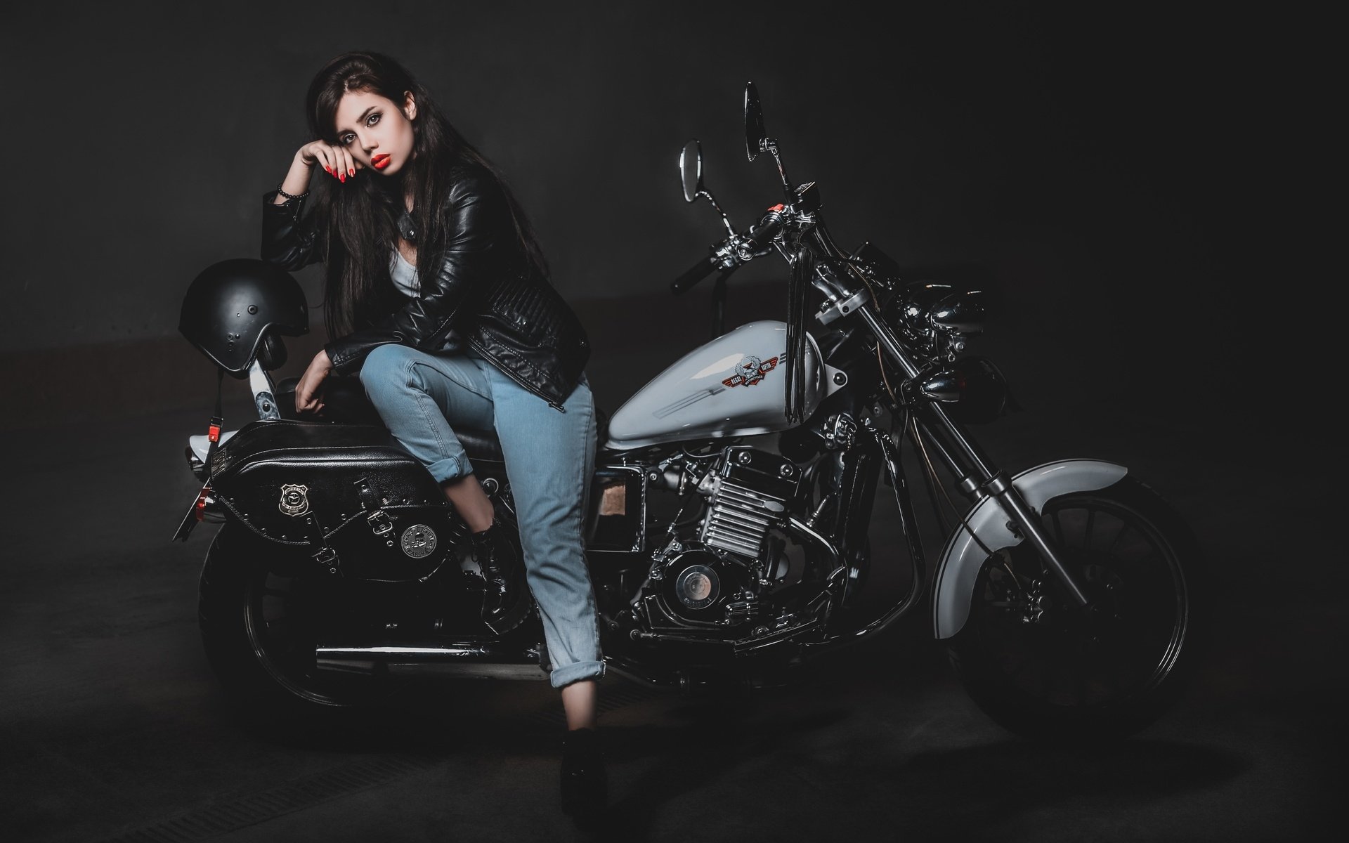 Biker girls: style and drive brings the glow — live moments in Bangkok