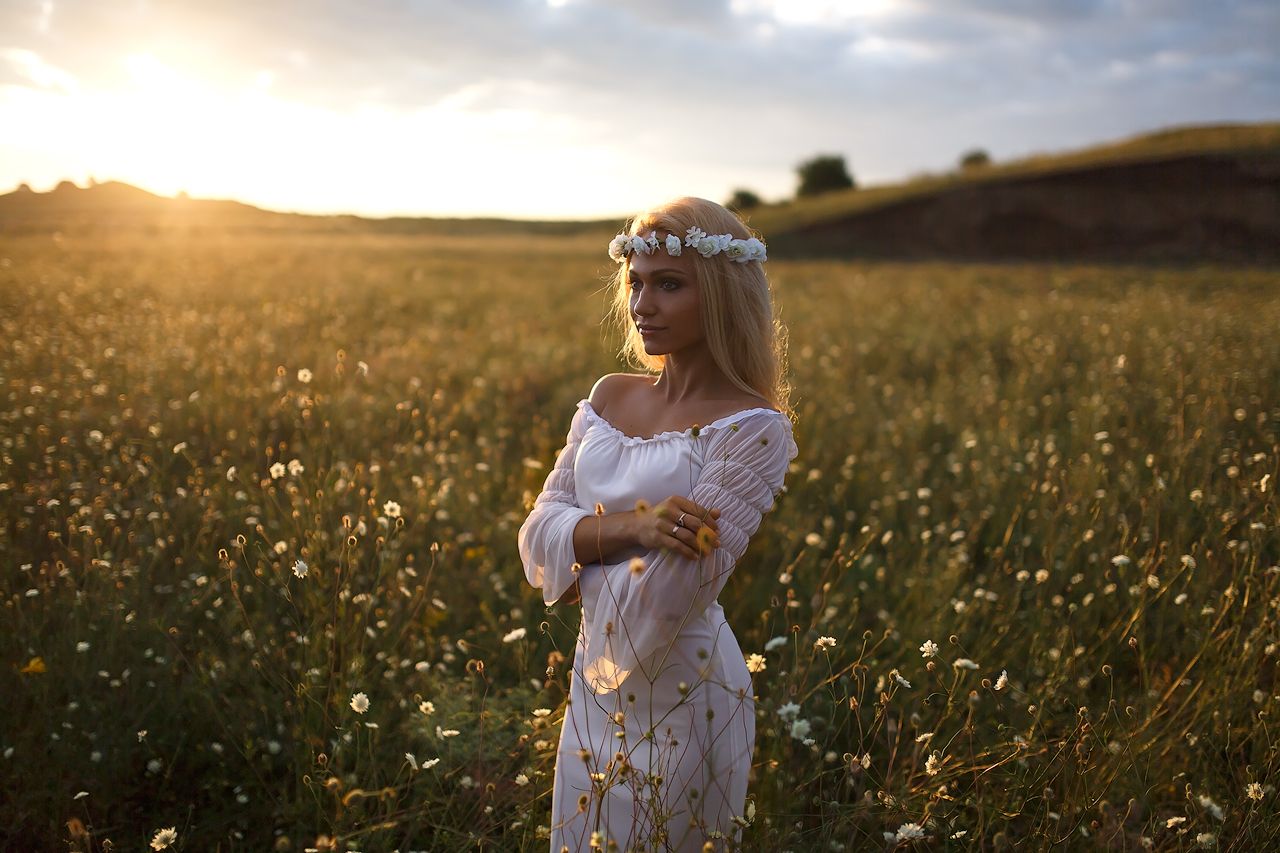 Girls in Slavic costumes in Bangkok